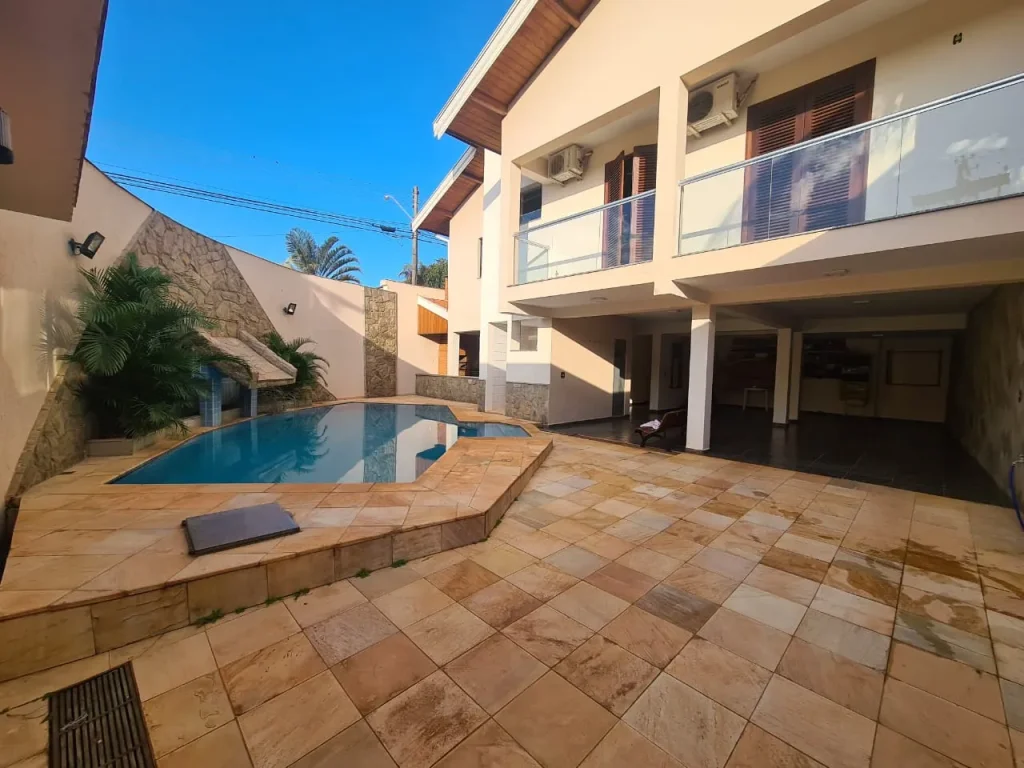 Casa alto padrao com 5 suítes, piscina e sauna.