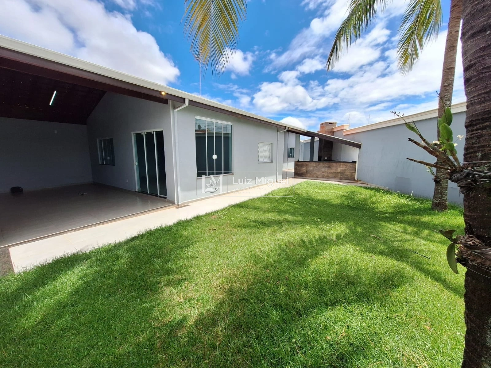Casa moderna com 2 quartos sendo 1 suíte e ampla área verde com churrasqueira.