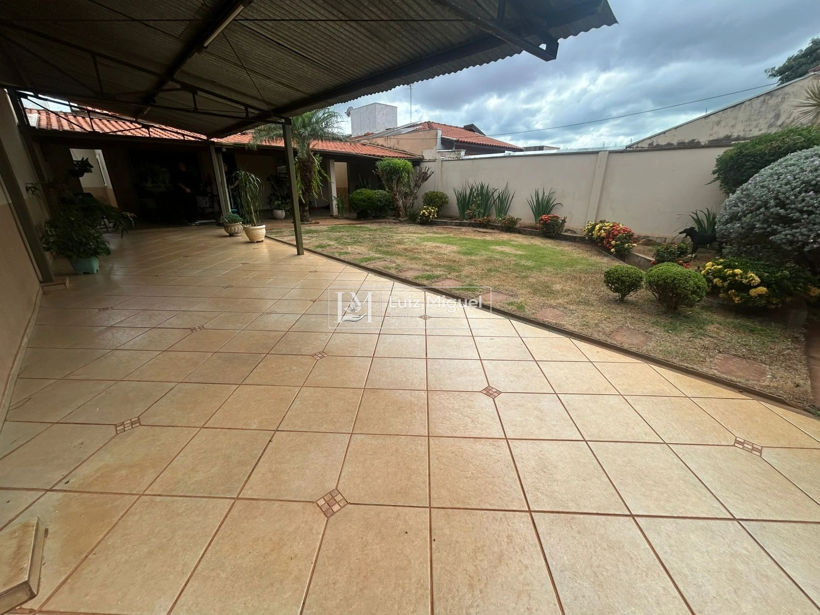 Casa com terreno amplo de 360 m2 com 2 quartos sendo 1 suíte.