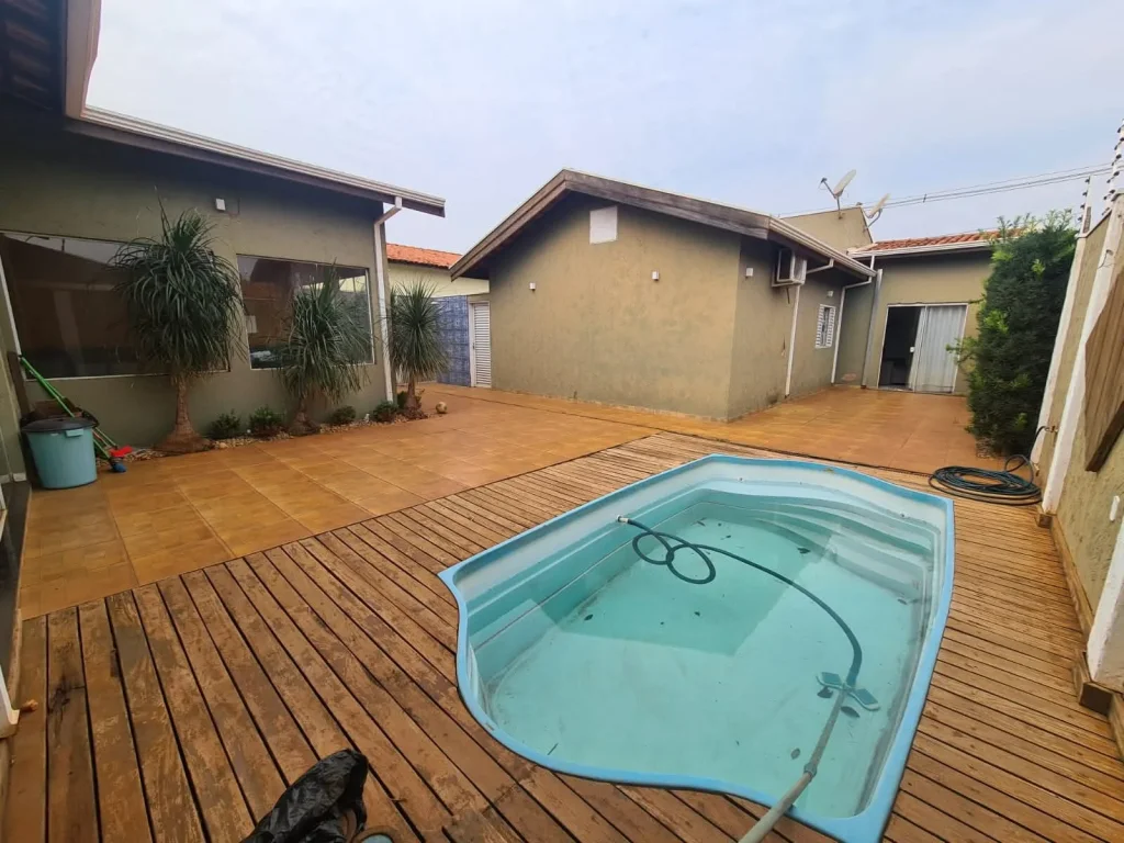 Casa com 2 quartos sendo 1 suíte, área gourmet com churrasqueira e piscina - ACEITA IMÓVEL DE MENOR VALOR.
