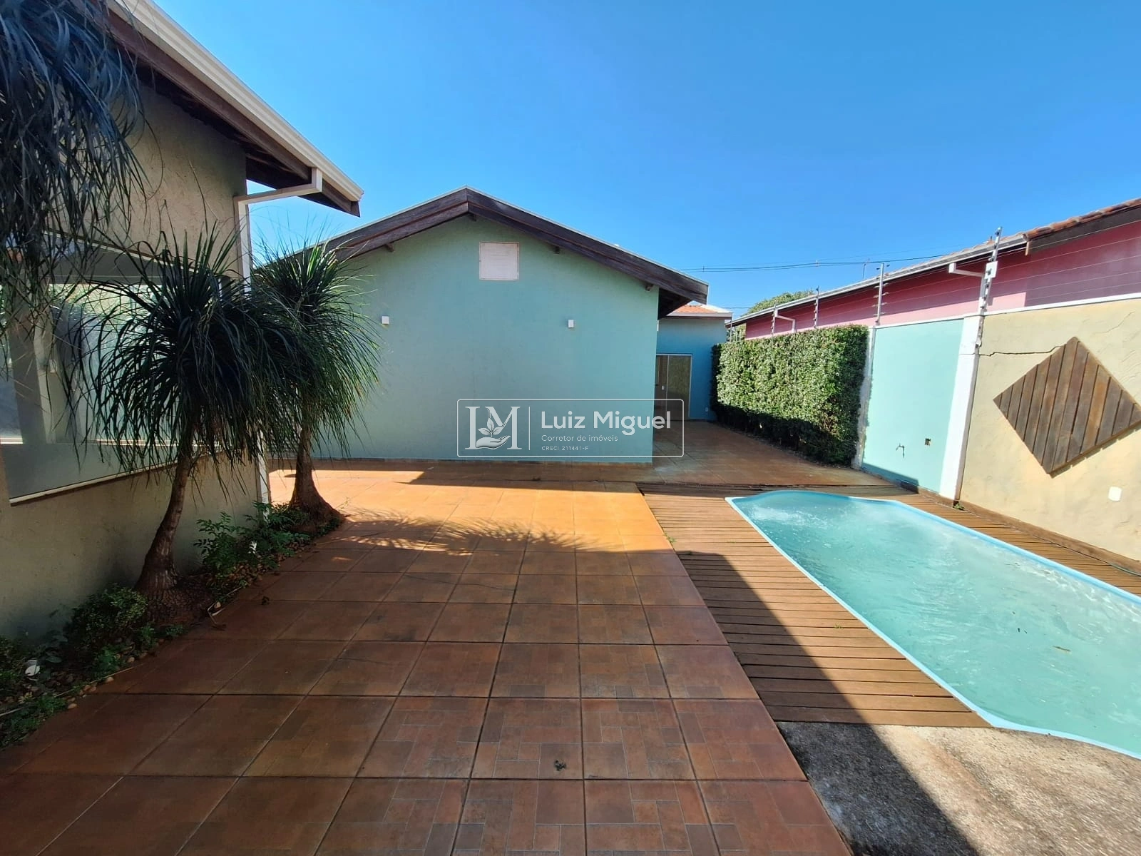Casa com 2 quartos sendo 1 suíte, área gourmet com churrasqueira e piscina - ACEITA IMÓVEL DE MENOR VALOR.