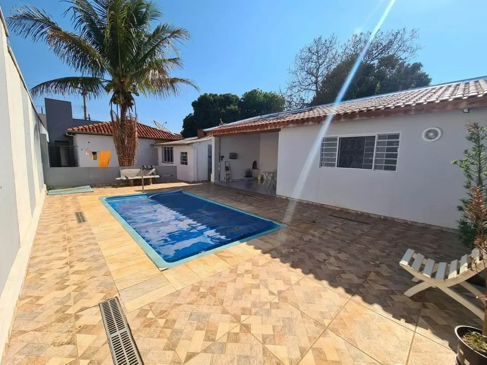 Casa com 3 quartos, ampla área de lazer com piscina e churrasqueira - ACEITA FINANCIAMENTO