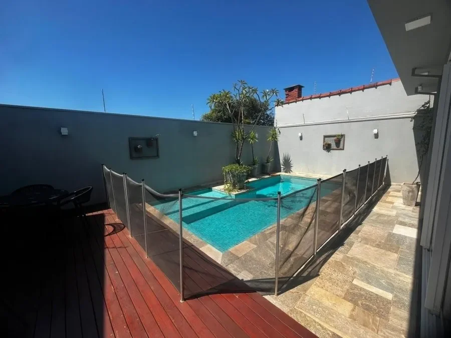 Casa moderna com 3 quartos (Uma suíte com closet) varanda gourmet com piscina aquecida
