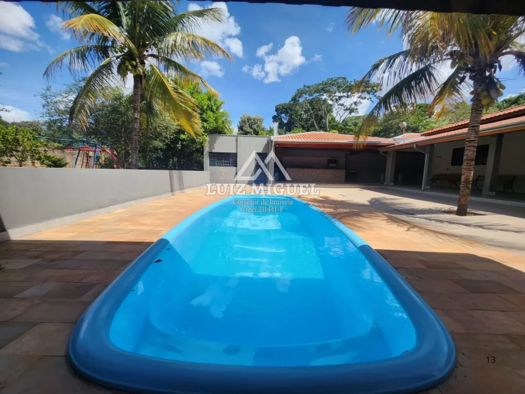 Chácara em condomínio fechado distante 3 km de Jaú com 5 suítes, área gourmet com churrasqueira, piscina e sauna, pomar, horta e parquinho infantil (ACEITA TROCA COM IMÓVEIS)