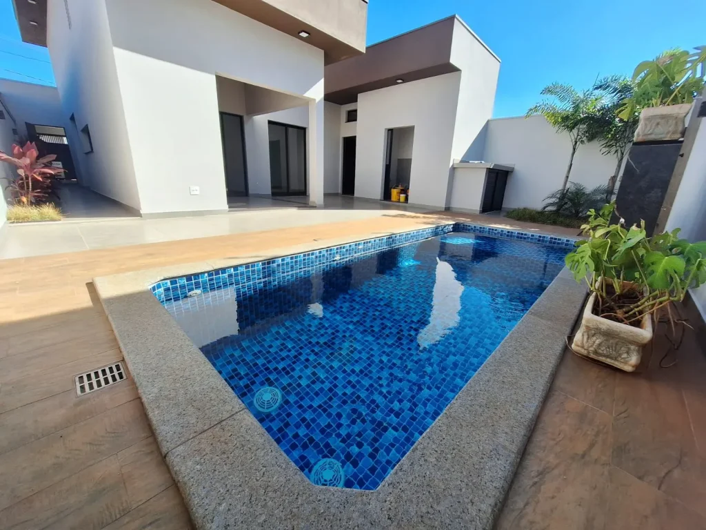 Casa nova com acabamento de primeira com 3 quartos sendo 1 suíte, área gourmet com churrasqueira e piscina com hidro. ESTUDA PERMUTA COM IMÓVEL DE MENOR VALOR.