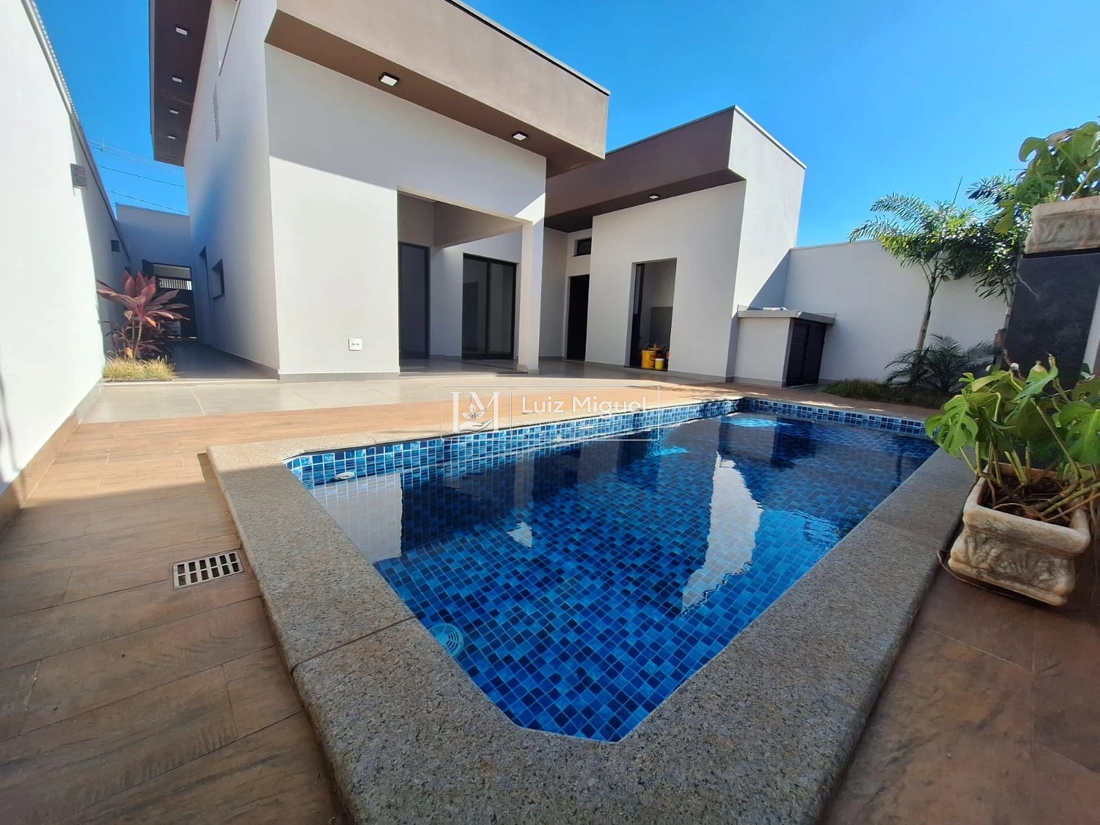 Casa nova com acabamento de primeira com 3 quartos sendo 1 suíte, área gourmet com churrasqueira e piscina com hidro. ESTUDA PERMUTA COM IMÓVEL DE MENOR VALOR.