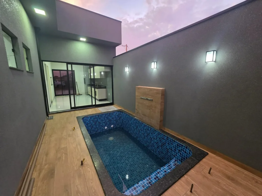 Casa nova no Condomínio São Joaquim com 3 quartos sendo 1 suíte com closet, todos com armários planejados, área gourmet com churrasqueira e piscina.