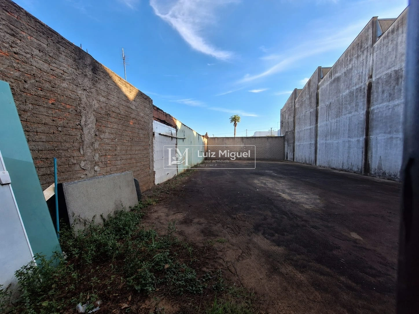 Terreno com 250 m2, com a possibilidade de construção residencial ou comercial.