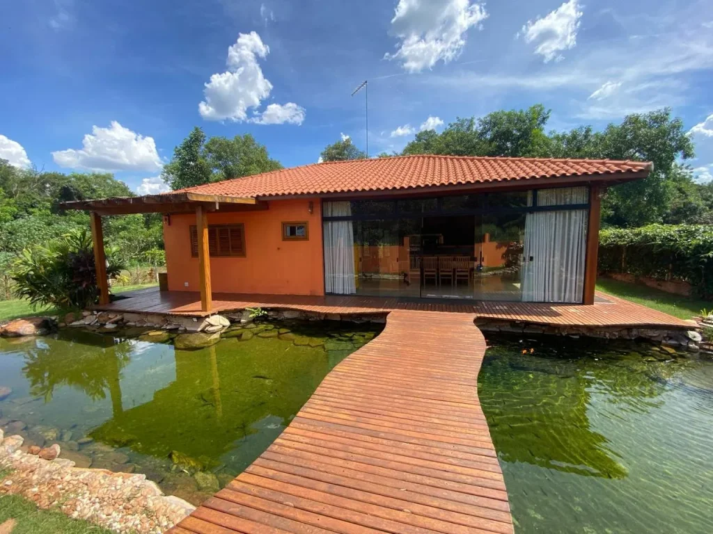 Linda chácara  mobiliada com 2 quartos sendo 1 suíte, área gourmet completa e com lago para lazer e peixes. ACEITA PERMUTA COM IMÓVEL EM JÁU E ACEITA FINANCIAMENTO.