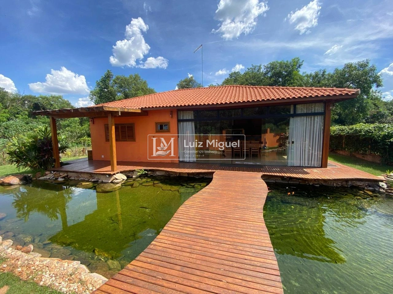 Linda chácara  mobiliada com 2 quartos sendo 1 suíte, área gourmet completa e com lago para lazer e peixes. ACEITA PERMUTA COM IMÓVEL EM JÁU E ACEITA FINANCIAMENTO.