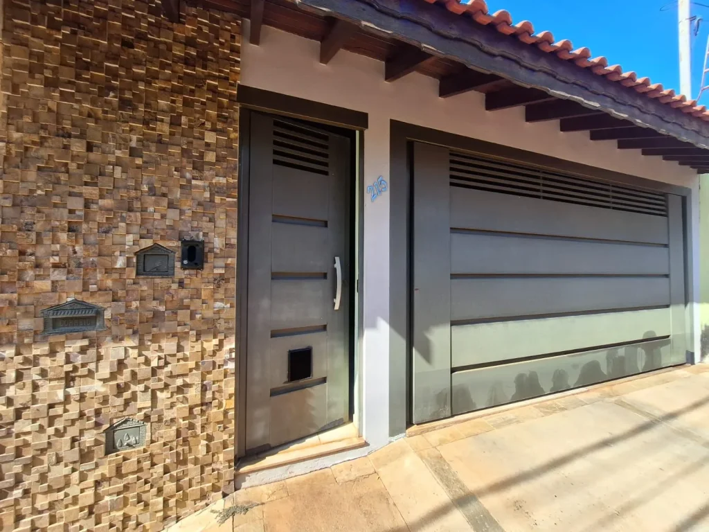 Casa com 3 quartos sendo 1 suíte e garagem para 2 carros (ESTUDA TROCA E ACEITA FINANCIAMENTO)