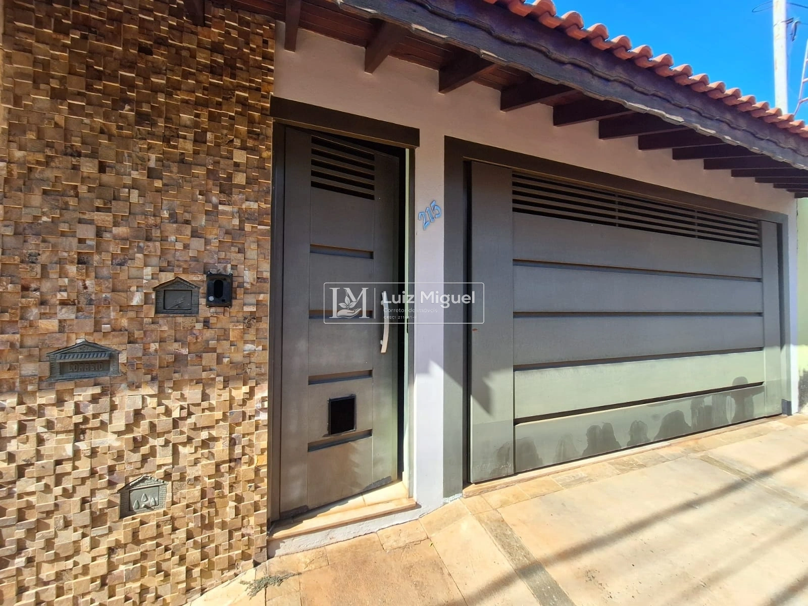 Casa com 3 quartos sendo 1 suíte e garagem para 2 carros (ESTUDA PERMUTA COM IMÓVEL DE MAIOR VALOR E ACEITA FINANCIAMENTO)