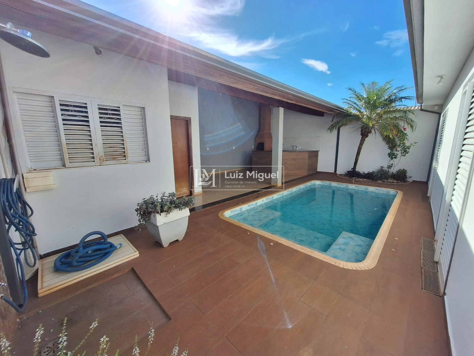 Casa com 3 quartos sendo 1 suíte com ar condicionado, área gourmet com piscina aquecida e churrasqueira. (ESTUDA PERMUTA E ACEITA FINANCIAMENTO)