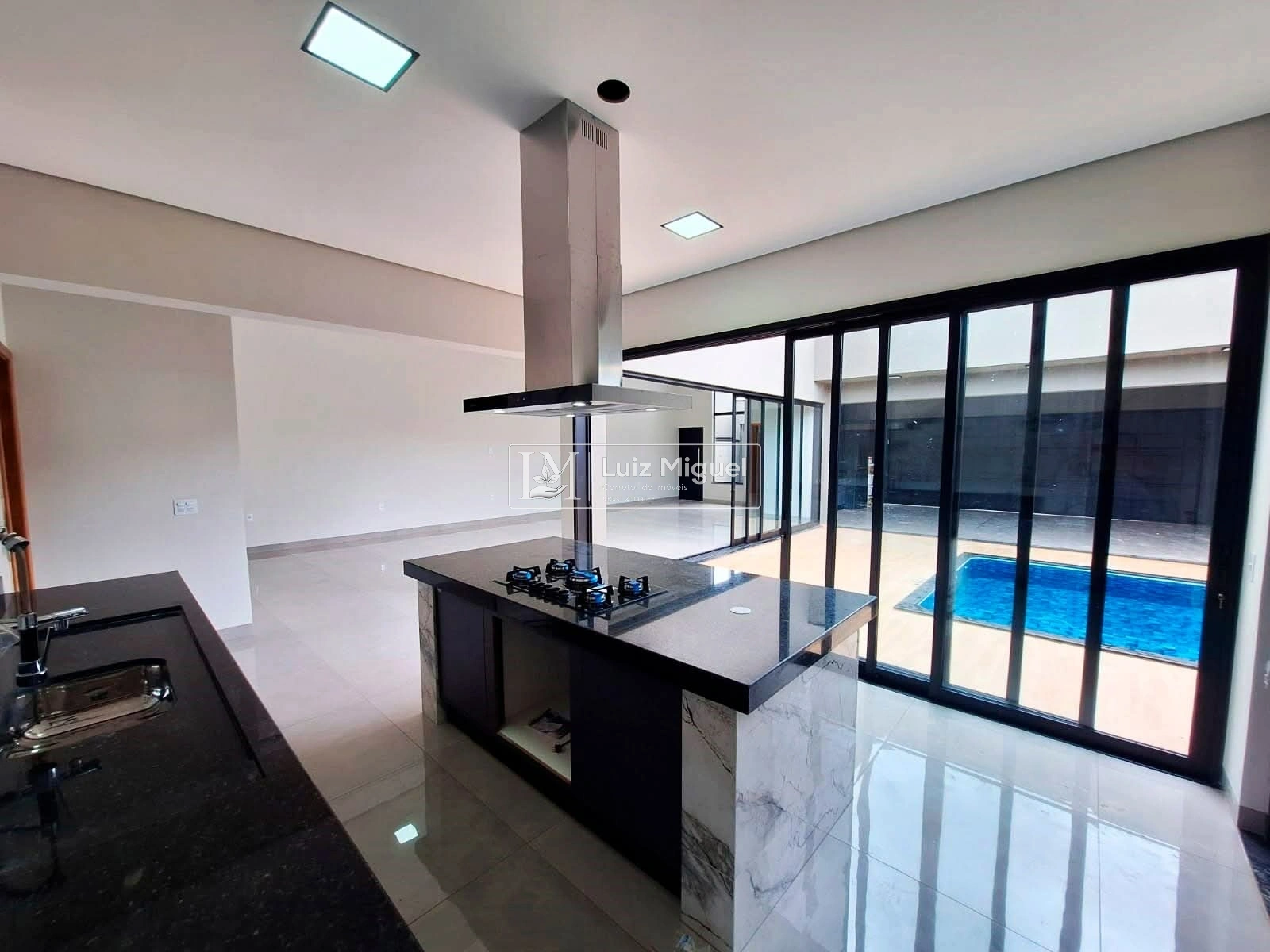 Casa nova com acabamento moderno com 3 suítes sendo 1 master com closet, área gourmet com piscina, churrasqueira (ESTUDA PERMUTA E ACEITA FINANCIAMENTO)