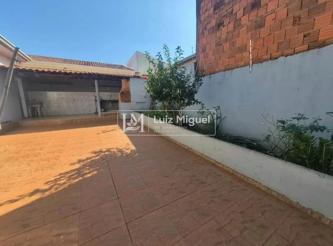 Casa com 3 quartos sendo 1 suíte, garagem para 2 carros e quintal amplo para área de lazer. Terreno medindo 257 m2