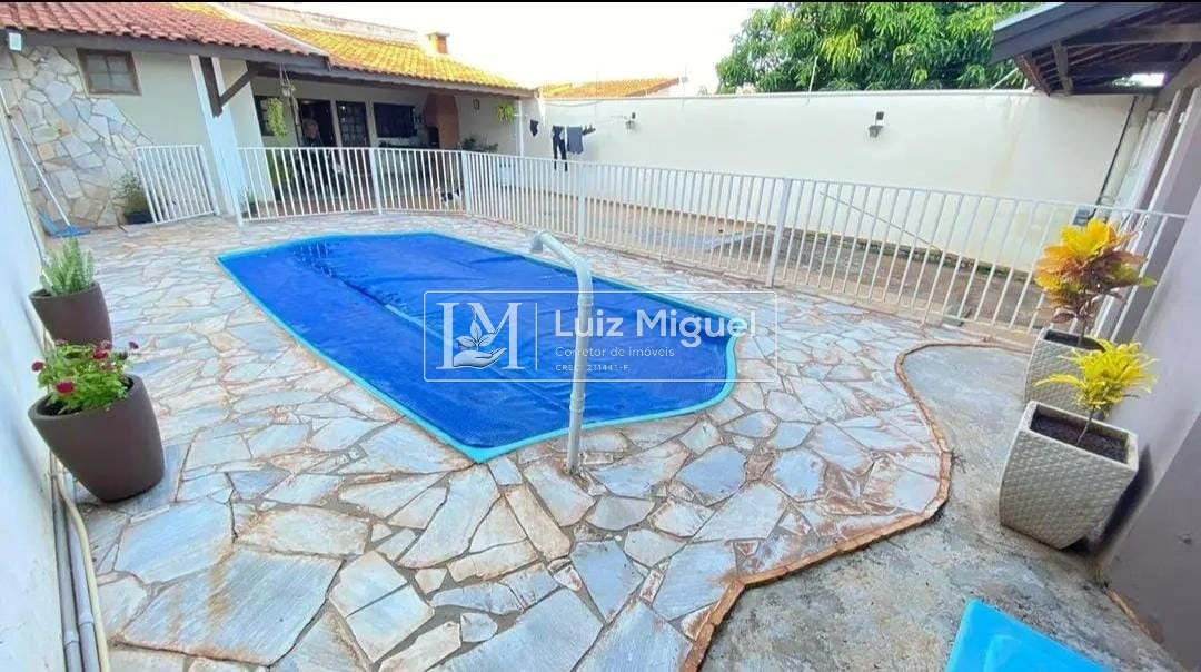 Casa com 2 quartos, área gourmet com piscina e churrasqueira (ACEITA FINANCIAMENTO)