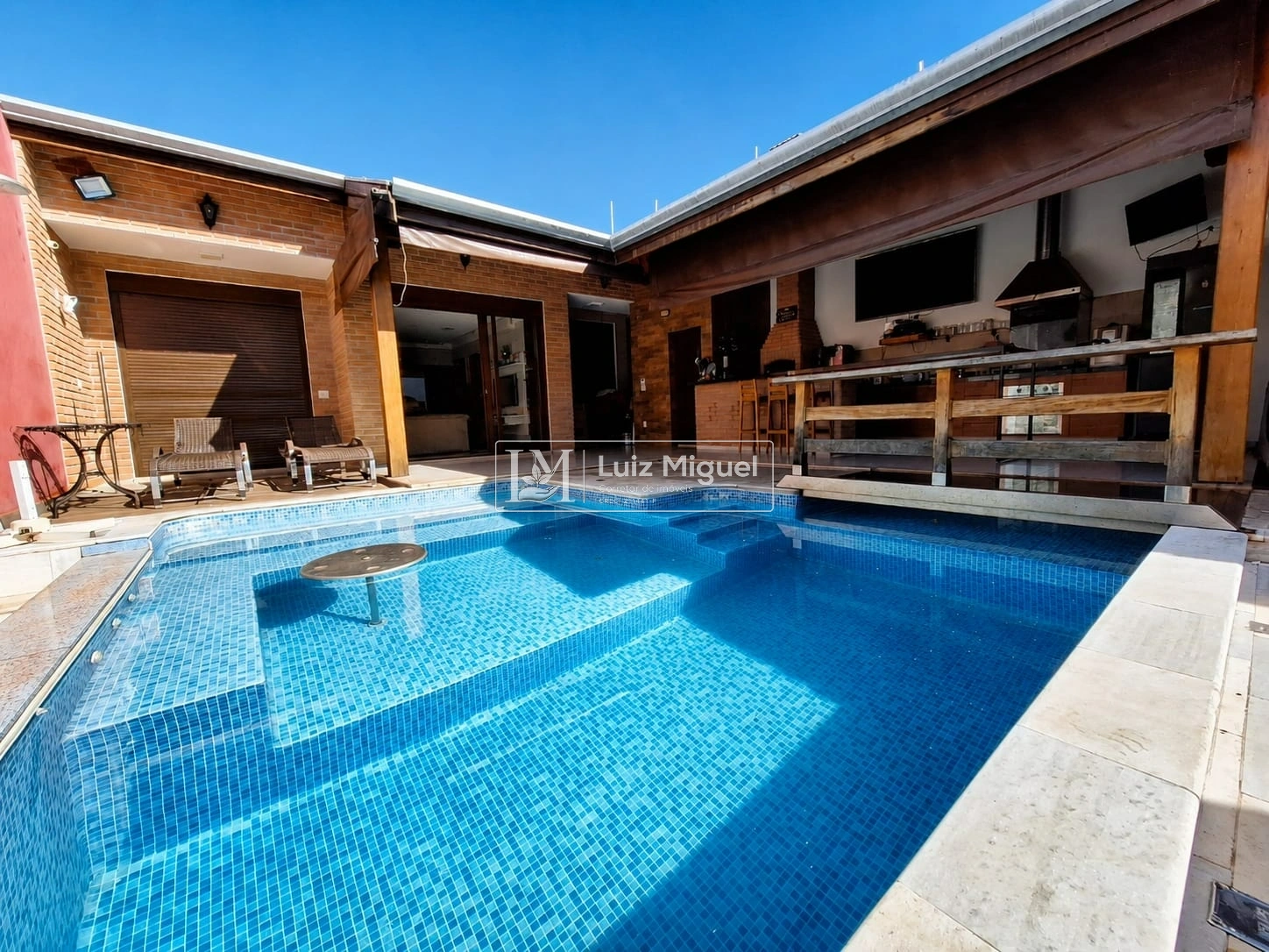 Casa com acabamento PREMIUM com 2 quartos sendo 1 suíte com persianas automatizadas, sala de jogos e academia e área gourmet completa com piscina aquecida com borda infinita e churrasqueira (ESTUDA PERMUTA COM IMÓVEL DE MENOR VALOR)