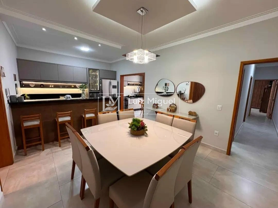 Casa com ótimo acabamento com 3 quartos sendo 1 suíte com ar condicionado, churrasqueira e garagem para 2 carros. (ACEITA FINANCIAMENTO E ESTUDA PERMUTA COM IMÓVEL DE MENOR VALOR).