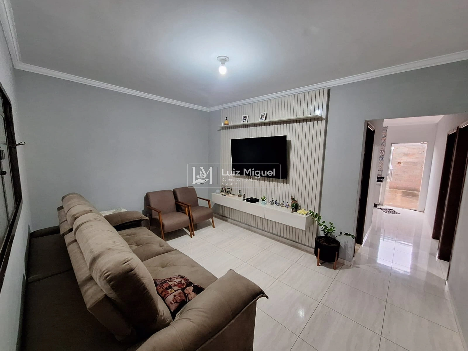 Casa com 2 quartos, quintal amplo, edícula com 1 quarto e banheiro e garagem para 3 carros.