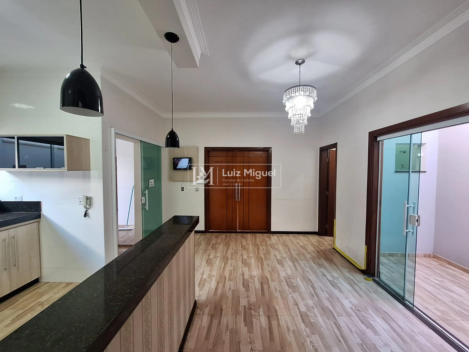 Linda casa com 3 quartos sendo 1 suíte repleto de planejados, área gourmet com churrasqueira e espaço para piscina (ACEITA FINANCIAMENTO E ESTUDA PERMUTA)