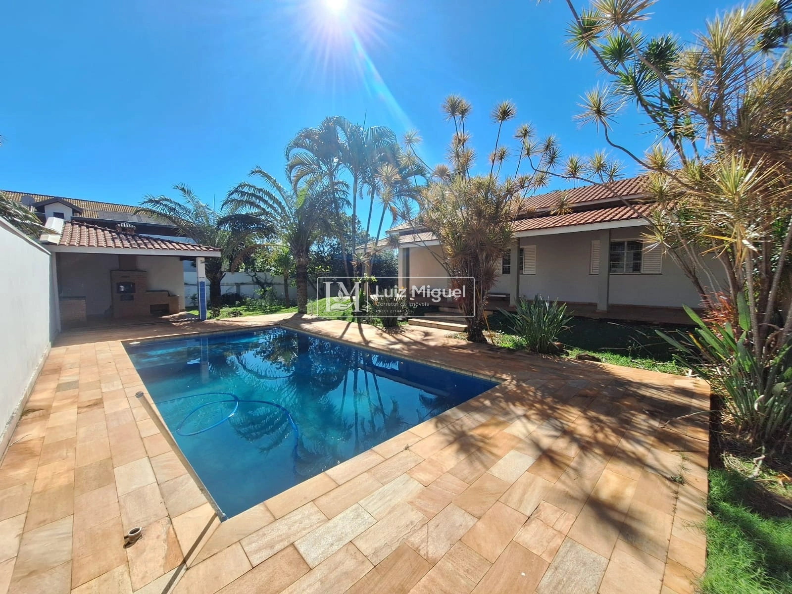 Casa ampla toda avarandada com 3 quartos sendo 1 suíte, área gourmet com piscina, quiosque com churrasqueira, fogão a lenha e forno de pizza. (ACEITA PERMUTA COM IMÓVEIS EM JAU E APARTAMENTO NA PRAIA).