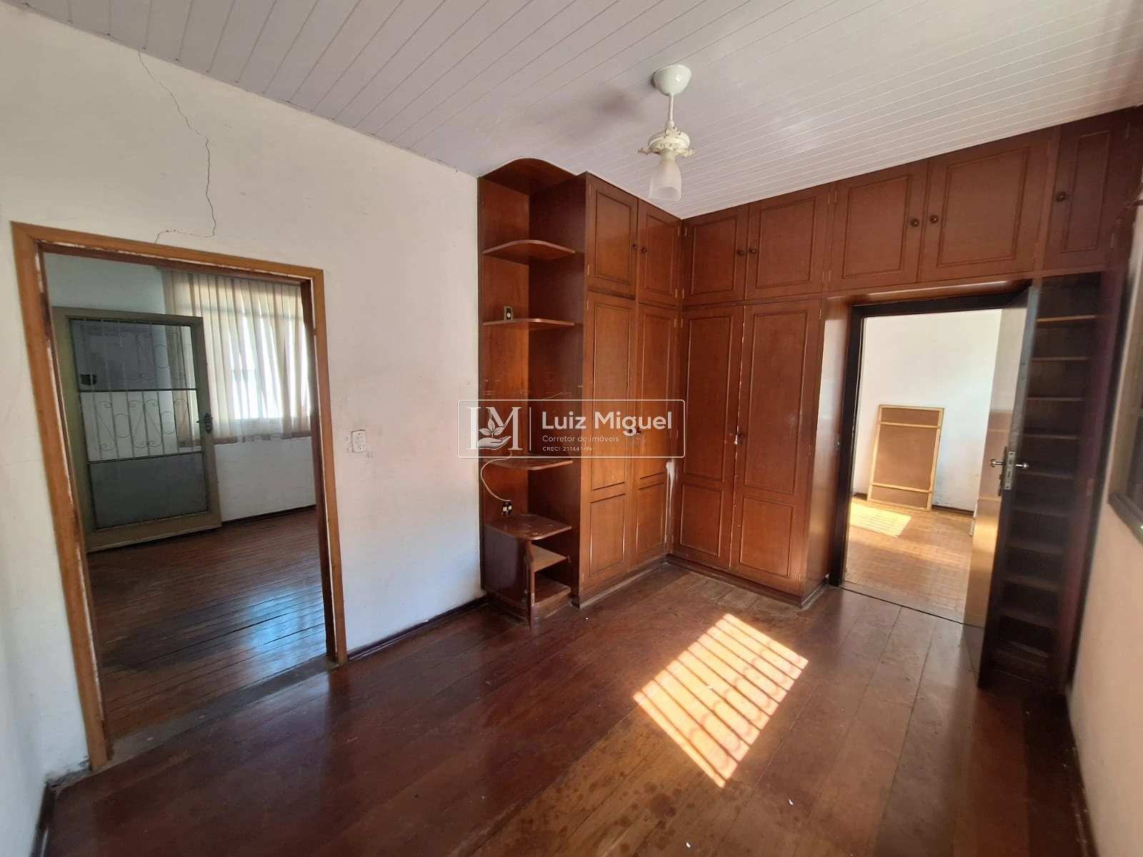 Casa com várias salas, localizado próximo a Santa casa de Jaú - Ótimo para consultórios, clinicas e escritórios.