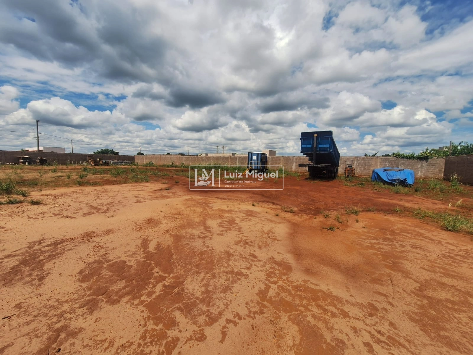 Terreno no Condomínio Laguna Castelan, plano e todo murado com 1000 m2 (ESTUDA PERMUTA)