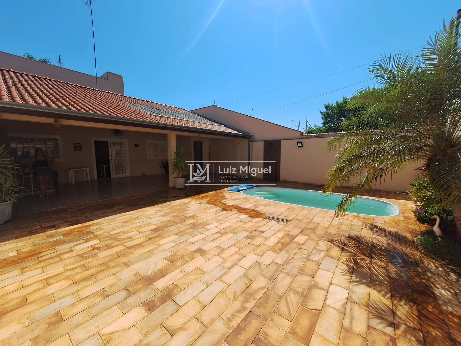 Edícula com 1 suíte, piscina aquecida e churrasqueira