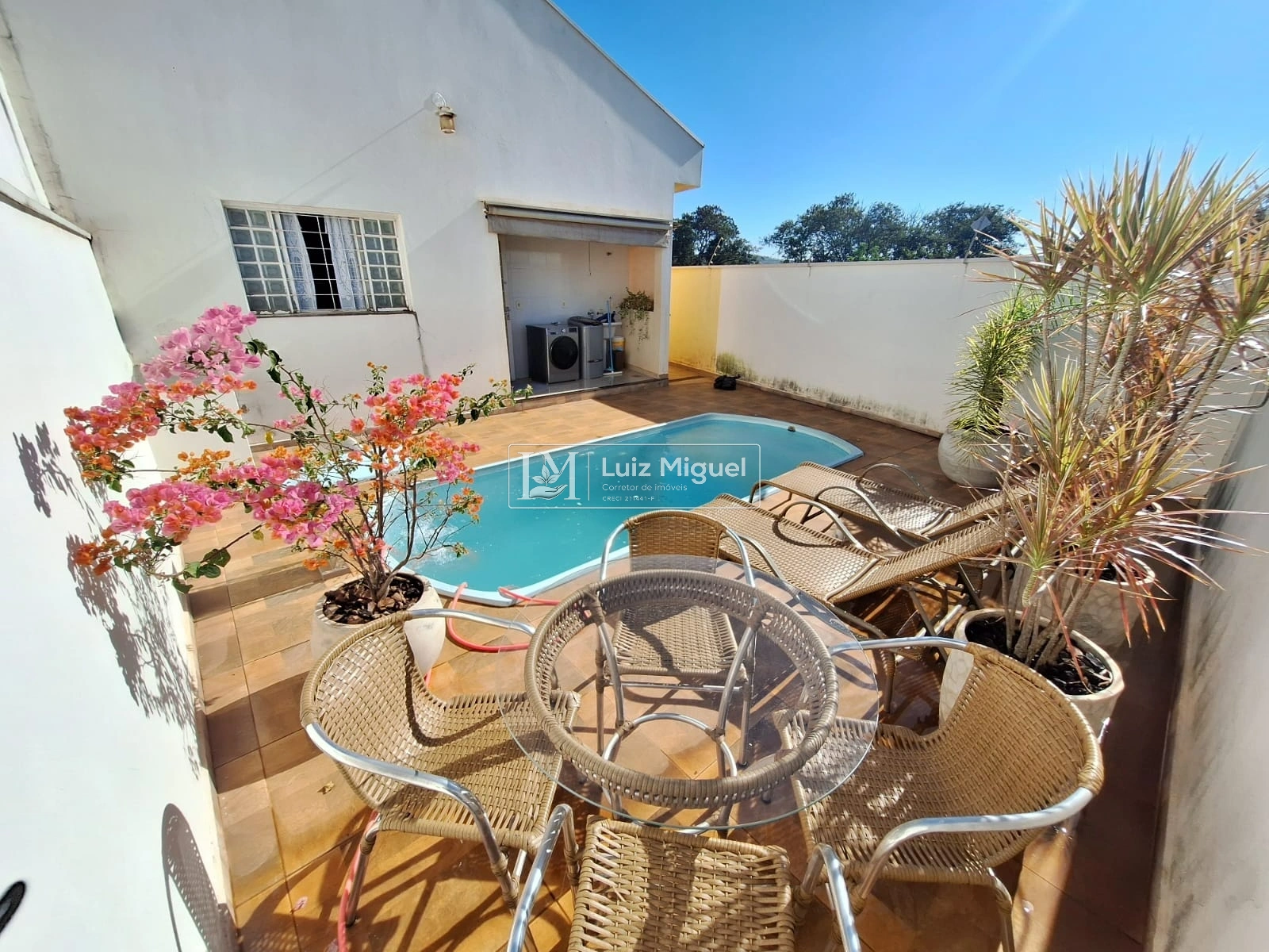 Linda casa com piscina e 2 quartos, toda decorada e quintal amplo.