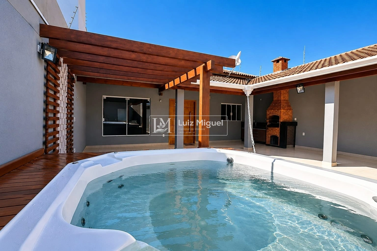 Linda casa repleta de planejados com 2 quartos sendo 1 suíte e área gourmet com churrasqueira e Jacuzzi aquecida com hidromassagem (ESTUDA PERMUTA E PARCELAMENTO).