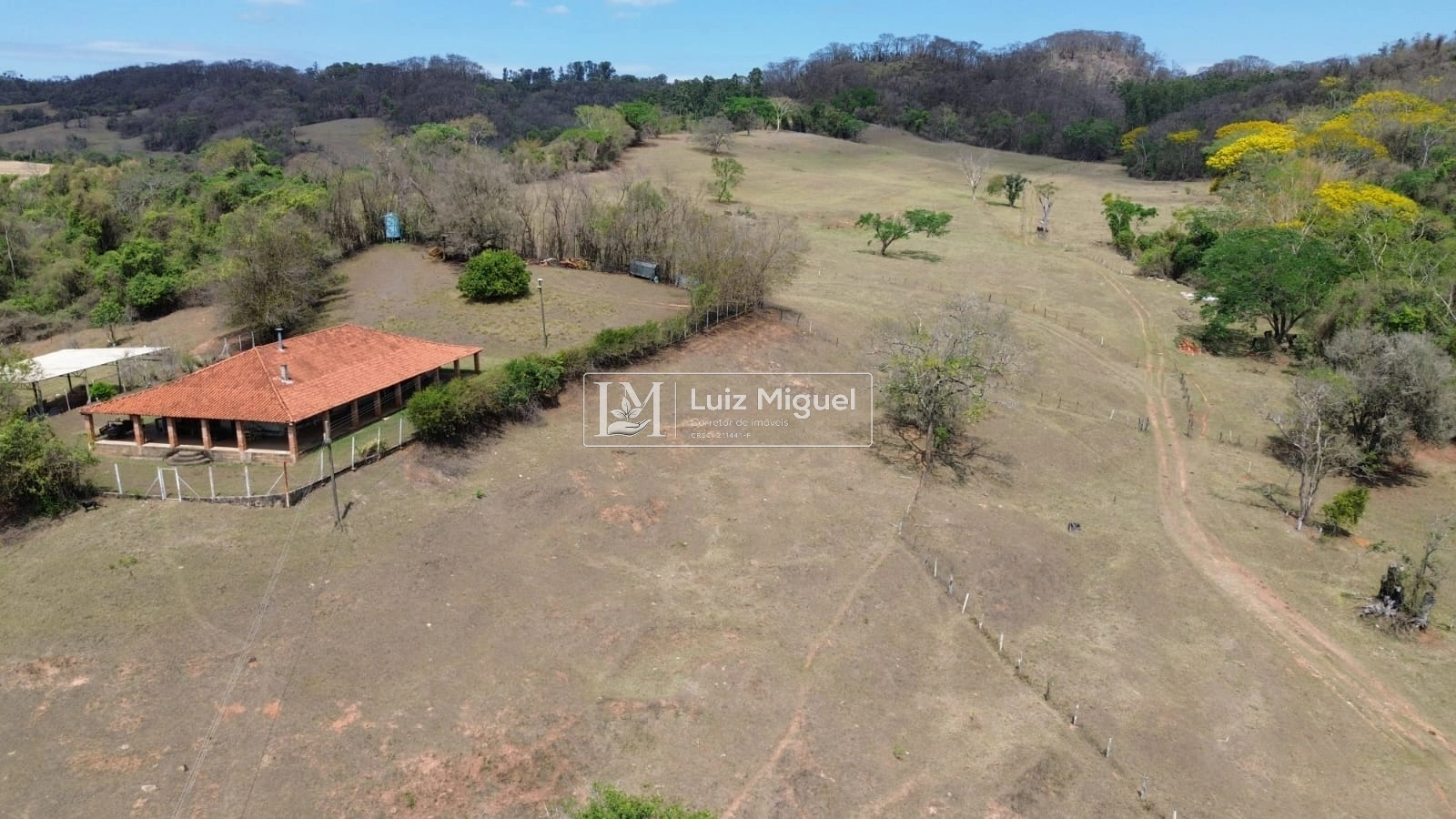 84 alqueires em RIBEIRÃO BONITO, estruturada para pecuária com casa sede, barracão e mangueiro próximo a cidade com fácil acesso. Topografia plana e ondulada com aptidão para pecuária e Eucalipto (ESTUDA PARCELAMENTO E PERMUTA).