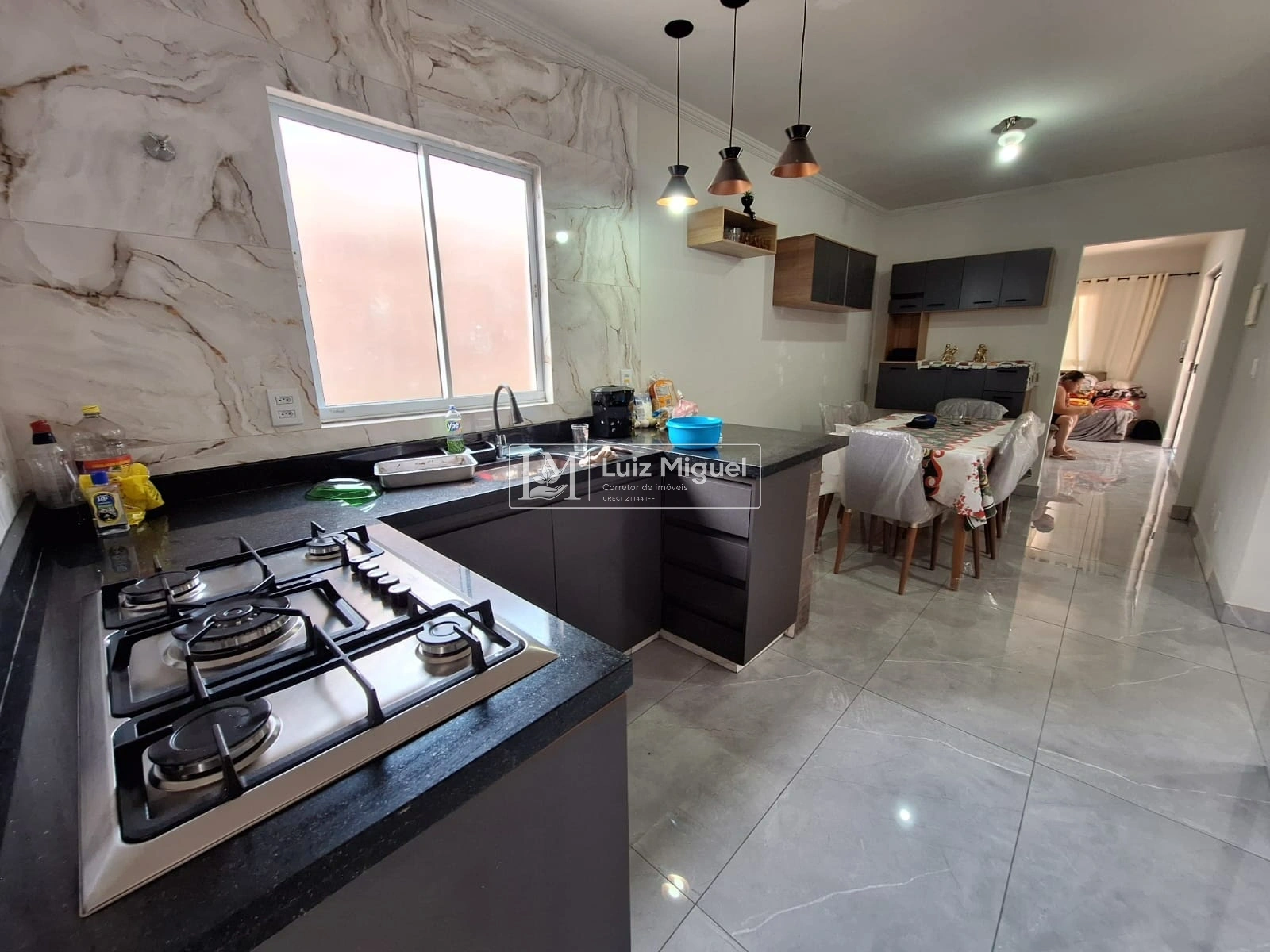 Casa com 4 quartos com porcelanato, área gourmet com churrasqueira, forno a lenha e garagem para 2 carros (ACEITA FINANCIAMENTO)