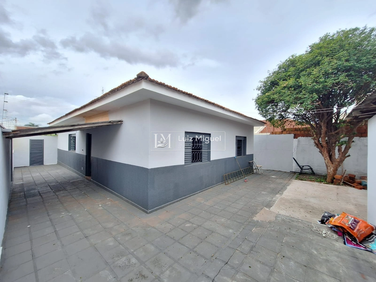 Casa no JARDIM ESTÁDIO em ótima localização, terreno de 300 m2 com 3 quartos e quintal amplo para área de lazer.