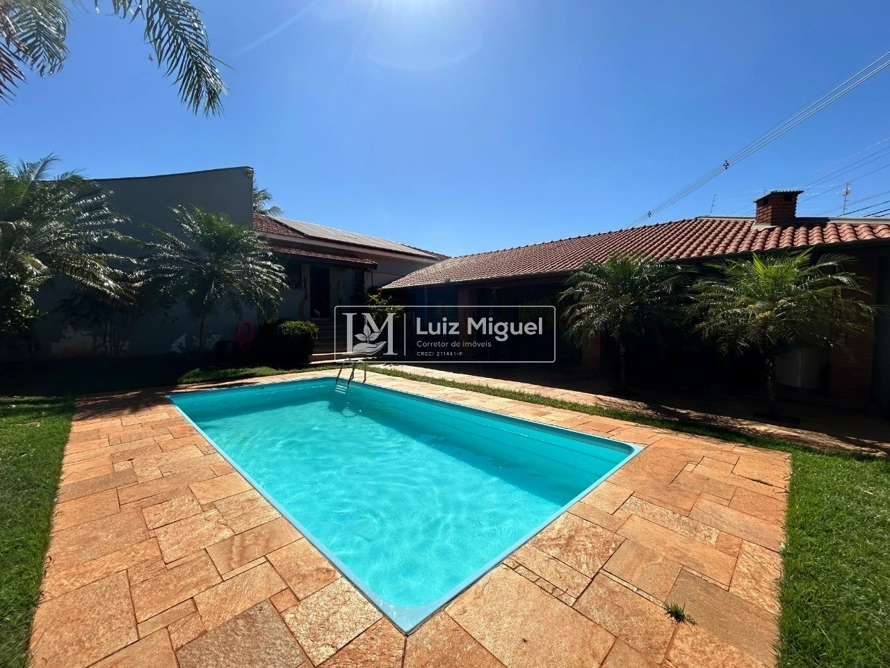 Casa com 3 quartos sendo 1 suíte, área gourmet com piscina e quintal amplo em um terreno de 512 m2. OTIMA LOCALIZAÇÃO