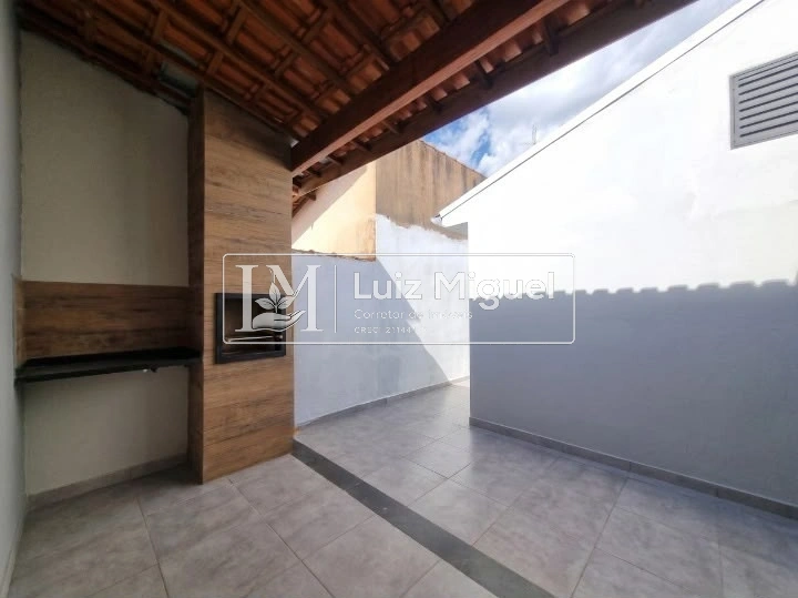 Casa com 2 quartos, churrasqueira e garagem para 2 carros (ESTUDA PEGAR VEICULO NA NEGOCIAÇÃO).