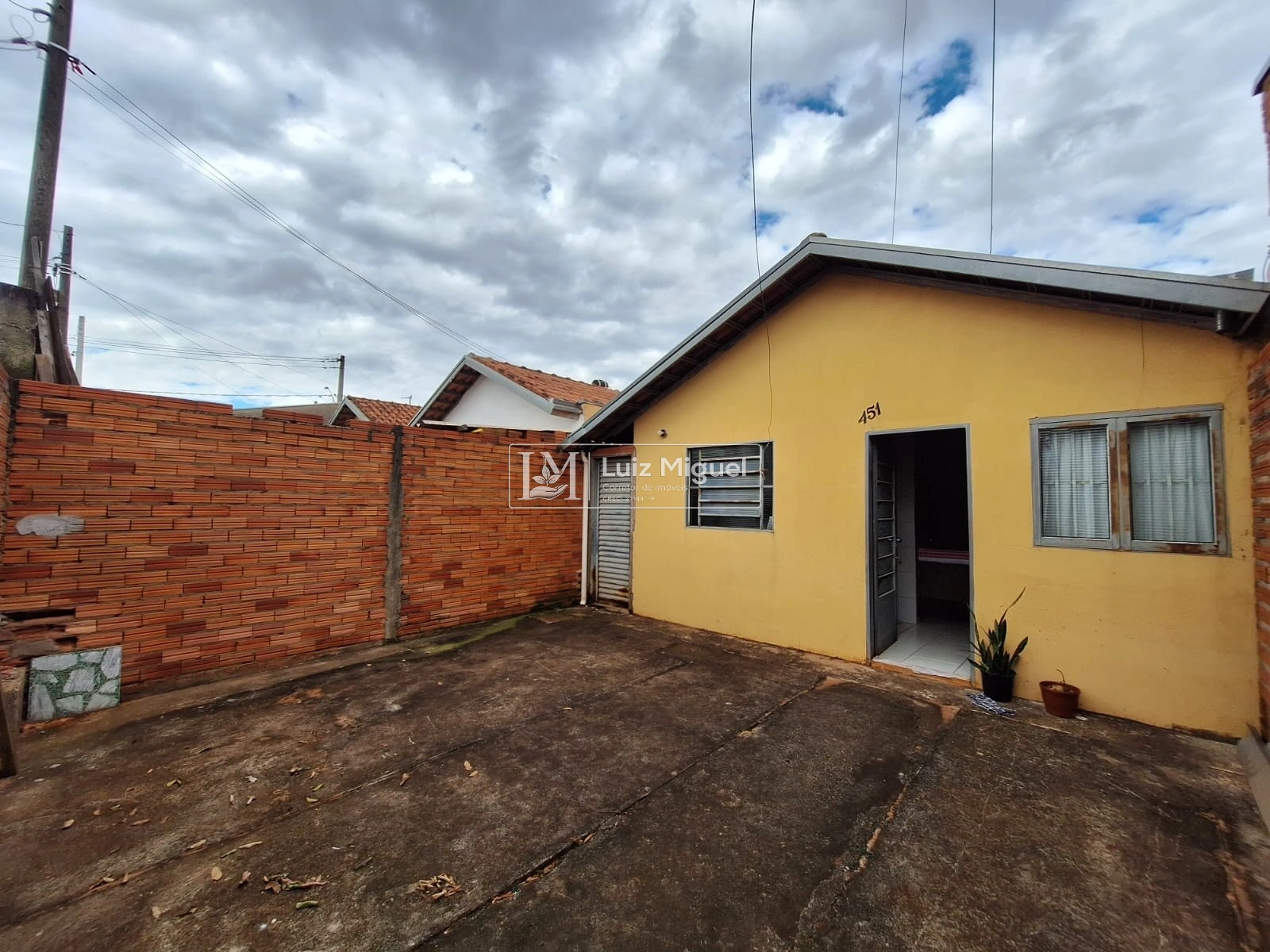 Casa com 2 quartos com planejados e quintal com espaço com pés de frutas